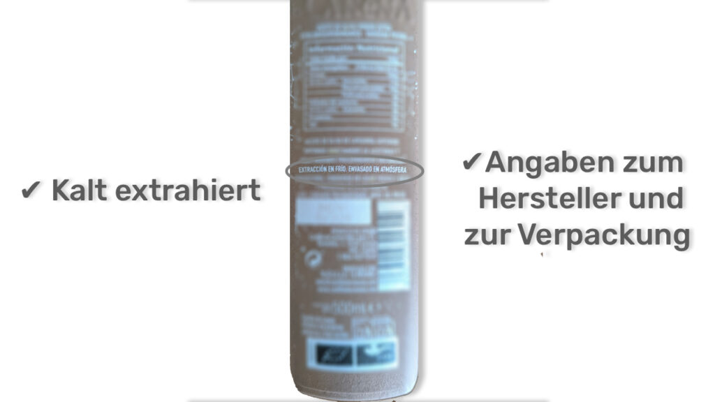 Flasche mit nativem Olivenöl extra, auf der „kaltgepresst“ steht und der Erzeuger und der Abfüller getrennt angegeben sind